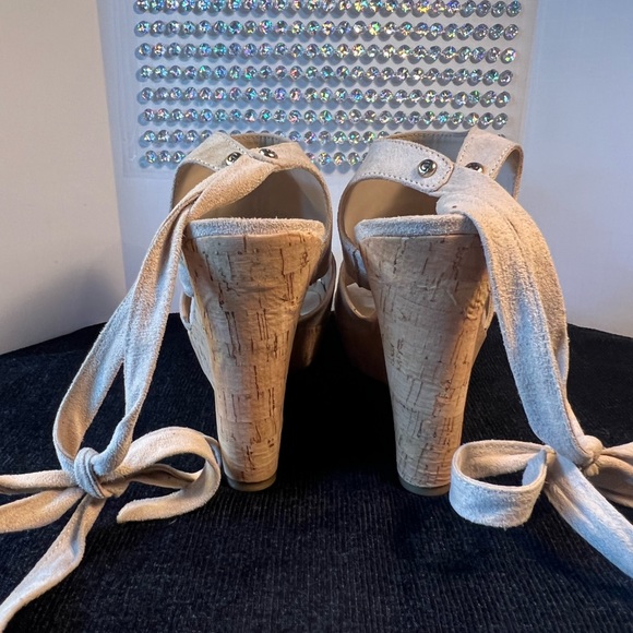 GUESS size 8 cream suede tie up wedge heel - Picture 5 of 5